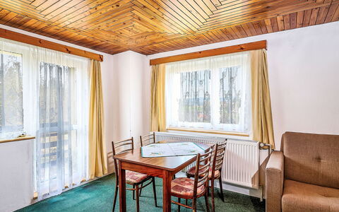 Jesenný: Bois, Design Intérieur, Plafond, Pièce, Sol, Dur, Tache De Bois, Daylighting, Hôtel, Cadre