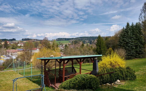 Jesenný: Arbre, Mélèze, Jardin, Pelouse, Pâturage, Parc, À Feuilles Persistantes, Aménagement Paysager, Clôture