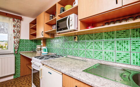 Jesenný: Sol, Cabinetry, Tuile, Comptoir, Cuisine, Tache De Bois, Conception, Mosaïque, Peindre