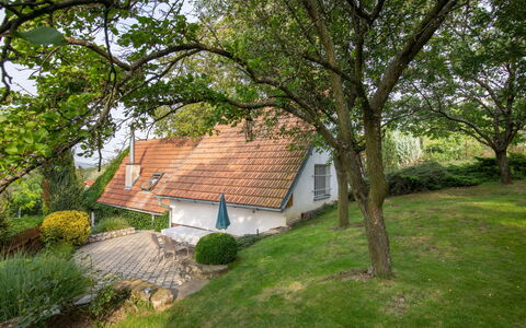 Horní Věstonice: Plante, Bâtiment, Arbre, Maison, Paysage Naturel, Suppression Des Plantes Ligneuses, Herbe, Ombre, Bois, Teintes Et Ombres
