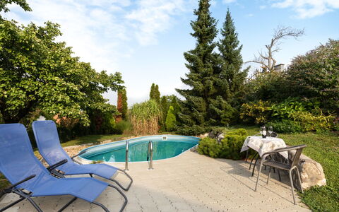 Horní Věstonice: Nuage, Plante, L'Eau, Ciel, Meubles, Propriété, Piscine, Table, Ombre, Mobilier De Jardin