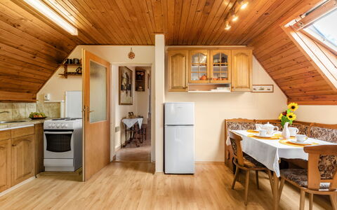 Horní Věstonice: Propriété, Meubles, Comptoir, Cabinetry, Table, Cadre, Bois, Cuisine, Éclairage, Appareil De Cuisine