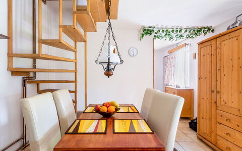 Lhotka Nad Bečvou: Table, Meubles, Bâtiment, Bois, Confort, Orange, Textile, Design Intérieur, Maison, Sol