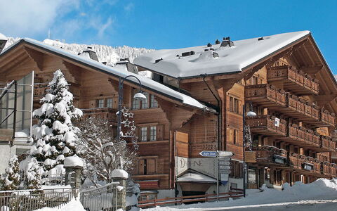 Daphné a 32: Ciel, Bâtiment, Neige, Fenêtre, Nuage, Lumière, Maison, Gelé, Quartier, Pente