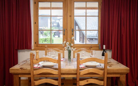Daphné a 32: Table, Propriété, Meubles, Fenêtre, Bois, Bâtiment, Rideau, Ombre, Design Intérieur, Architecture