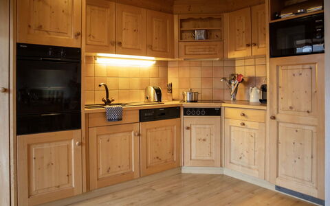 Daphné a 32: Marron, Comptoir, Cabinetry, Propriété, Evier, Cuisine, Appareil De Cuisine, Bois, Électroménager, Design Intérieur