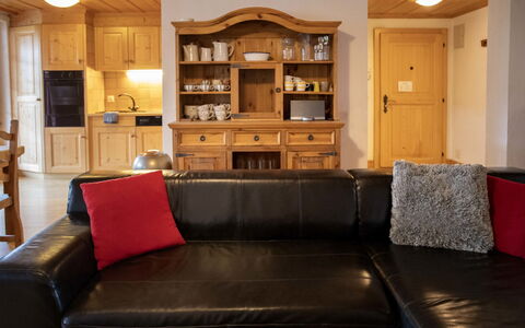 Daphné a 32: Meubles, Propriété, Canapé, Bois, Cabinetry, Design Intérieur, Table, Sol, Sol, Salon