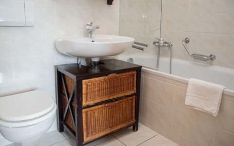 Daphné a 32: Luminaire Plomberie, Propriété, Évier, Miroir, Robinet, Lavabo, Salle De Bains, Design Intérieur, Sol, Sol