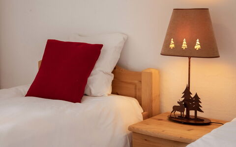 Daphné a 32: Meubles, Propriété, Confort, Bois, Textile, Design Intérieur, Lampe, Oreiller, Sol, Mur