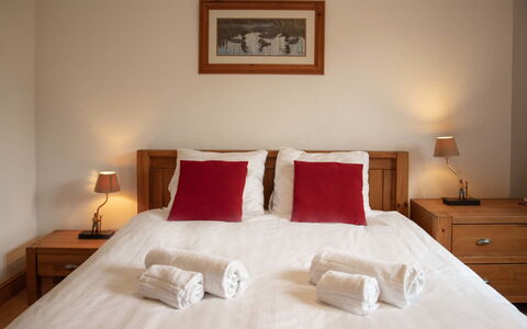 Daphné a 32: Bâtiment, Meubles, Propriété, Confort, Bois, Textile, Lit, Design Intérieur, Sol, Sol