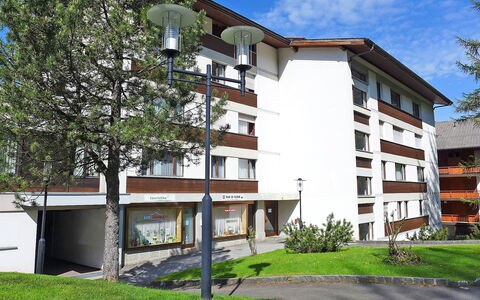 Villars 130: Plante, Bâtiment, Ciel, Propriété, Jour, Fenêtre, Arbre, Lot Terre, Maison