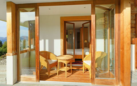 Khamariah: Propriété, Bâtiment, Meubles, Porte, Bois, Chaise, Ombre, Design Intérieur, Sol