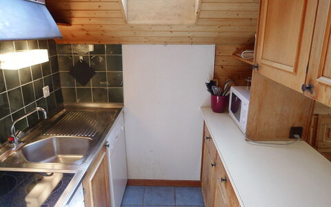 Villars 600: Pièce, Propriété, Comptoir, Sol, Bâtiment, Cuisine, Maison, Architecture, Bois, Cabinetry
