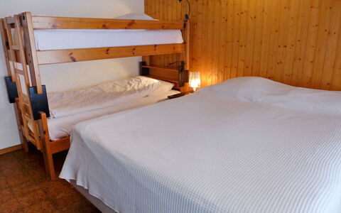 Villars 700: Lit, Chambre, Meubles, Drap De Lit, Pièce, Matelas, Cadre De Lit, Propriété, Literie, Matelas
