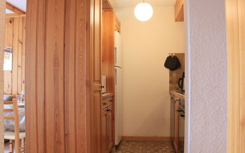 Villars 750: Propriété, Porte, Bâtiment, Bois, Design Intérieur, Architecture, Maison, Sol, Sol