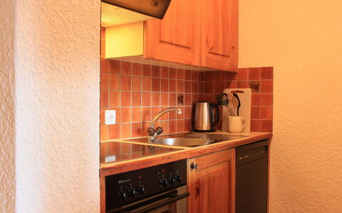 Villars 750: Marron, Cabinetry, Evier, Évier, Comptoir, Robinet, Cuisine, Luminaire Plomberie, Cuisinière, Bois