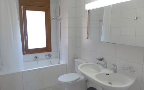 Villars 755: Salle De Bains, Propriété, Pièce, Tuile, Mur, Accessoire Salle De Bain, Lavabo, Design Intérieur, Architecture, Sol