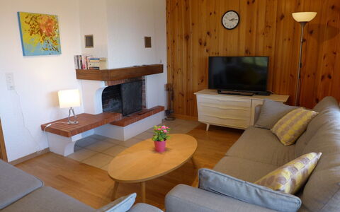 Villars 755: Pièce, Salon, Meubles, Propriété, Design Intérieur, Table, Bâtiment, Maison, Mur, Sol