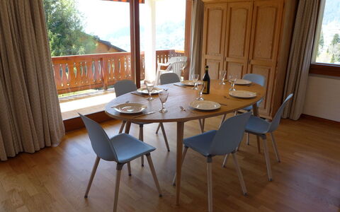 Villars 755: Pièce, Meubles, Propriété, Sol, Dur, Table, Bâtiment, Parquet, Design Intérieur, Maison