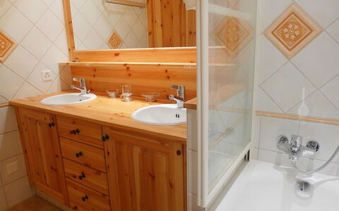 Villars 764: Salle De Bains, Pièce, Propriété, Meubles, Robinet, Évier, Armoire De Toilette, Mur, Tuile, Accessoire Salle De Bain