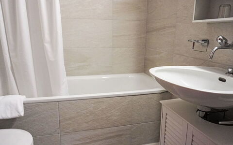Villars 765: Salle De Bains, Sol, Luminaire Plomberie, Sol, Mur, Design Intérieur, Lavabo, Évier, Plomberie, Robinet