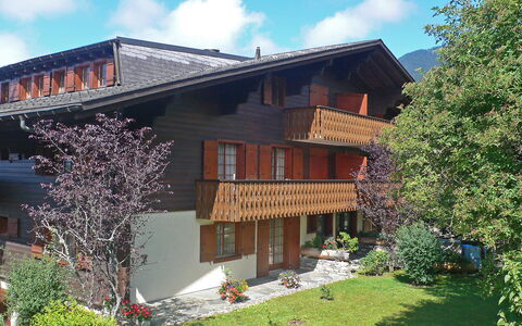 Le Brévent 4: Nuage, Plante, Bâtiment, Propriété, Ciel, Fenêtre, Maison, Paysage Naturel, Arbre, Chalet