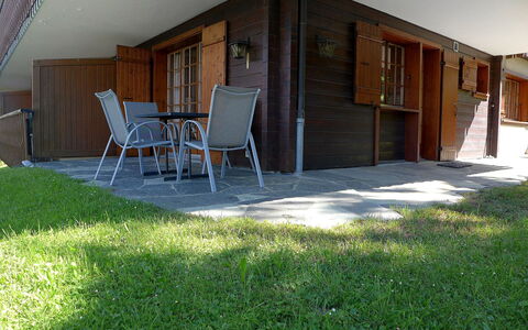 Le Brévent 4: Propriété, Maison, Bâtiment, Herbe, Arrière-Cour, Pièce, Domicile, Immobilier, Chalet, Cour