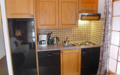 Le Brévent 4: Comptoir, Cabinetry, Pièce, Propriété, Cuisine, Meubles, Tuile, Placard, Maison, Tache De Bois