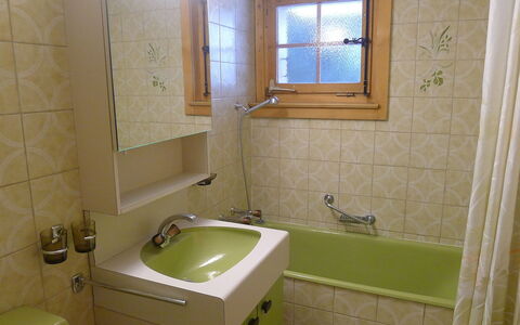 Le Brévent 4: Salle De Bains, Pièce, Propriété, Tuile, Mur, Accessoire Salle De Bain, Luminaire Plomberie, Architecture, Évier, Sol