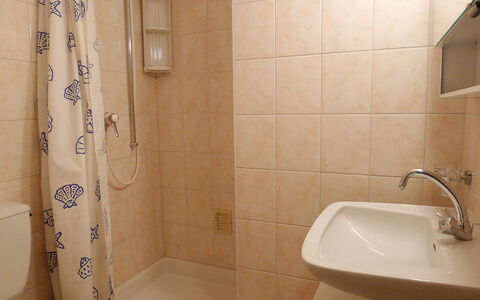 Villars 784: Salle De Bains, Propriété, Tuile, Pièce, Mur, Robinet, Luminaire Plomberie, Rideau De Douche, Design Intérieur, Accessoire Salle De Bain