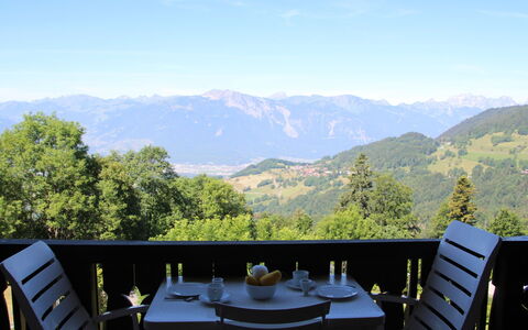 Villars 786: Ciel, Propriété, Montagne, Table, Feuille, La Nature, Paysage Naturel, Environnement Naturel, Ombre, Chaise