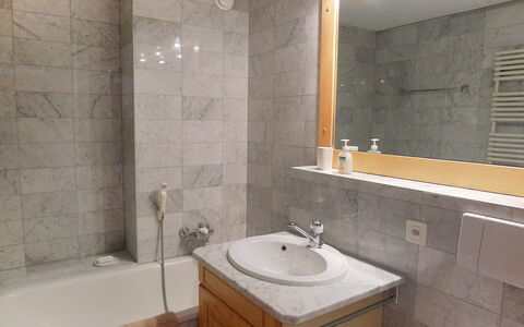 Villars 787: Salle De Bains, Propriété, Pièce, Tuile, Mur, Robinet, Lavabo, Armoire De Toilette, Accessoire Salle De Bain, Design Intérieur