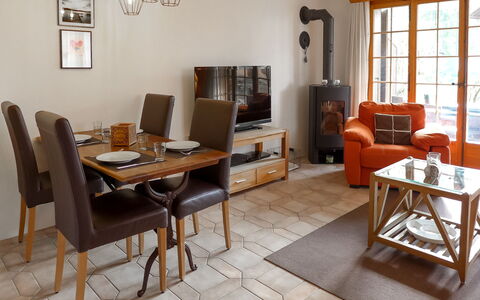 Les Seracs 1: Table, Meubles, Cadre, Canapé, Bâtiment, Fenêtre, Design Intérieur, Bois, Chaise, Plante D'Appartement