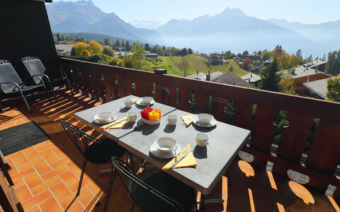 Grand-Pont 15: Table, Ciel, Meubles, Vaisselle, Chaise, Aliments, Montagne, Bâtiment, Tableau De Plein Air, Mobilier De Jardin
