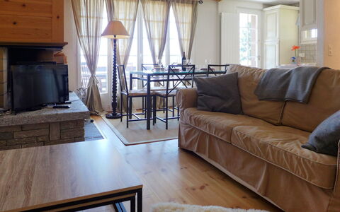 Savoie 1: Salon, Pièce, Meubles, Propriété, Design Intérieur, Sol, Table, Bâtiment, Rideau, Domicile
