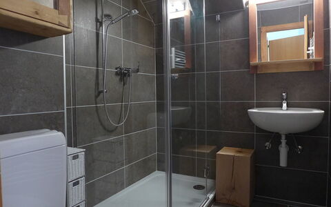 Villars 850: Salle De Bains, Propriété, Pièce, Tuile, Luminaire Plomberie, Robinet, Porte De Douche, Porte, Architecture, Sol