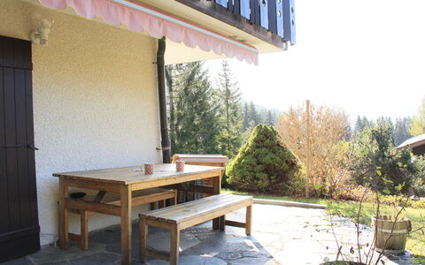 Villars 850: Plante, Table, Propriété, Meubles, Bâtiment, Ombre, Bois, Ciel, Design Intérieur, Mobilier De Jardin