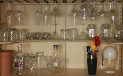 Muscardin 5 6: Drinkware, Étagère, Rayonnage, Bar, Bouteille En Verre, Cabinetry, Bouteille, Éclairage, Design Intérieur, Cuisine