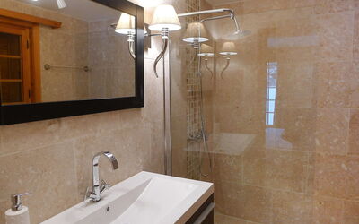 Argentière 3 953.1: Salle De Bains, Propriété, Pièce, Robinet, Tuile, Mur, Design Intérieur, Luminaire Plomberie, Plafond, Lavabo