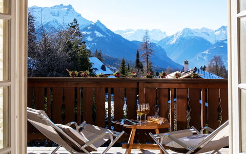 Villars 995: Ciel, Montagne, Propriété, Meubles, La Nature, Table, Bleu Azur, Fenêtre, Bois, Chaise