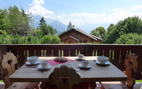 Villars 995: Table, Propriété, Meubles, Tableau De Plein Air, Toit, Loisir, Restaurant, Patio, Arbre, Plate-Forme
