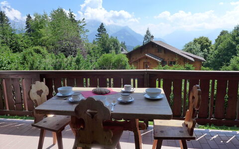 Villars 995: Propriété, Table, Meubles, Restaurant, Maison, Tableau De Plein Air, Pièce, Immobilier, Bâtiment, Chalet