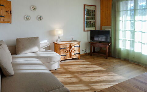 Villars 995: Propriété, Meubles, Fenêtre, Cadre, Confort, Bois, Blind Fenêtre, Design Intérieur, Ombre, Salon