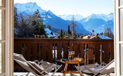Villars 995: Ciel, Montagne, Propriété, Meubles, La Nature, Table, Bleu Azur, Fenêtre, Bois, Chaise