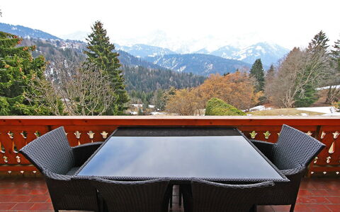 Le Geteillon 4: Propriété, Table, Meubles, Maison, Mobilier De Jardin, Montagne, Pièce, Immobilier, Ciel, Bâtiment