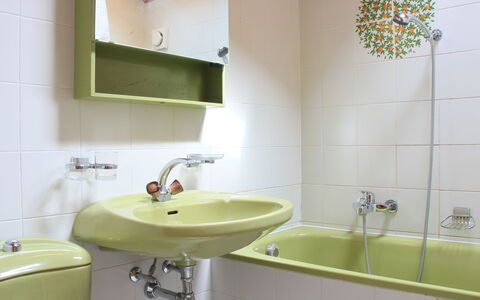 Le Geteillon 4: Robinet, Miroir, Luminaire Plomberie, Lavabo, Évier, Propriété, Salle De Bains, Violet, Design Intérieur, Architecture