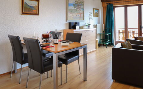 Gai Matin a 9: Table, Meubles, Cadre, Bois, Bâtiment, Chaise, Éclairage, Canapé, Fenêtre, Design Intérieur