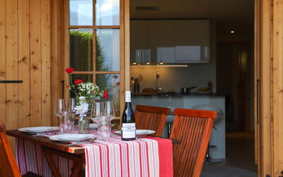 Villars 585: Table, Meubles, Propriété, Bouteille, Vaisselle, Bâtiment, Nappe De Table, Fenêtre, Drinkware, Design Intérieur