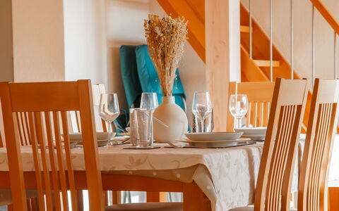 Le Bouveret 100: Meubles, Bois, Design Intérieur, Sol, Chaise, Orange, Marron, Sol, Table, Salle À Manger