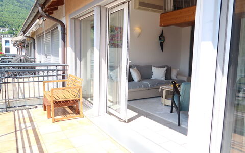 Le Bouveret 100: Propriété, Bâtiment, Porche, Bois, Design Intérieur, Porte, Ombre, Sol, Maison, Chalet